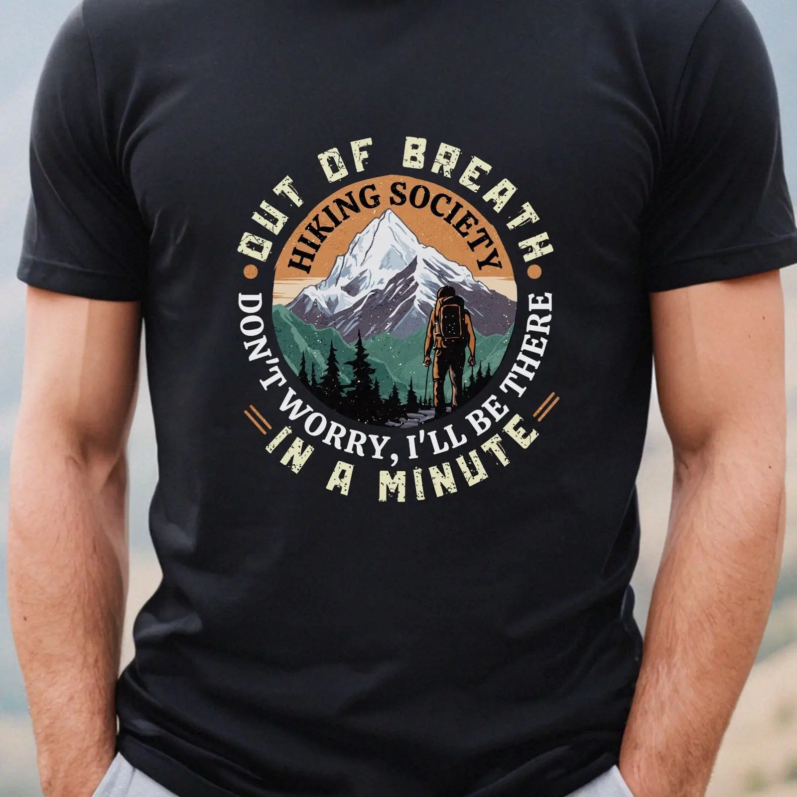 Outdoor Adventure Wear - コミカルなハイキング協会Tシャツ 面白いアウトドアアドベンチャー ヴィンテージ風ウォッシュドトップ 日常着に最適 多用途ストレッチグラフィック